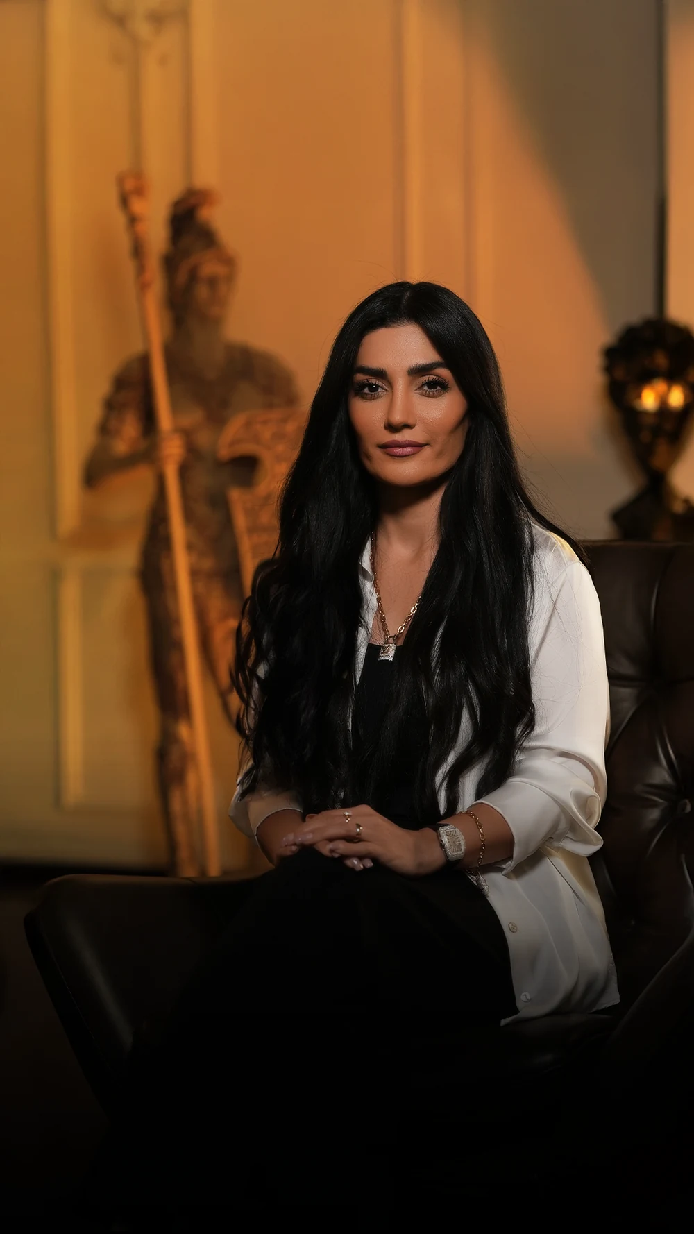 پریسا سرایی با پیراهن سفید در فضایی با نور گرم