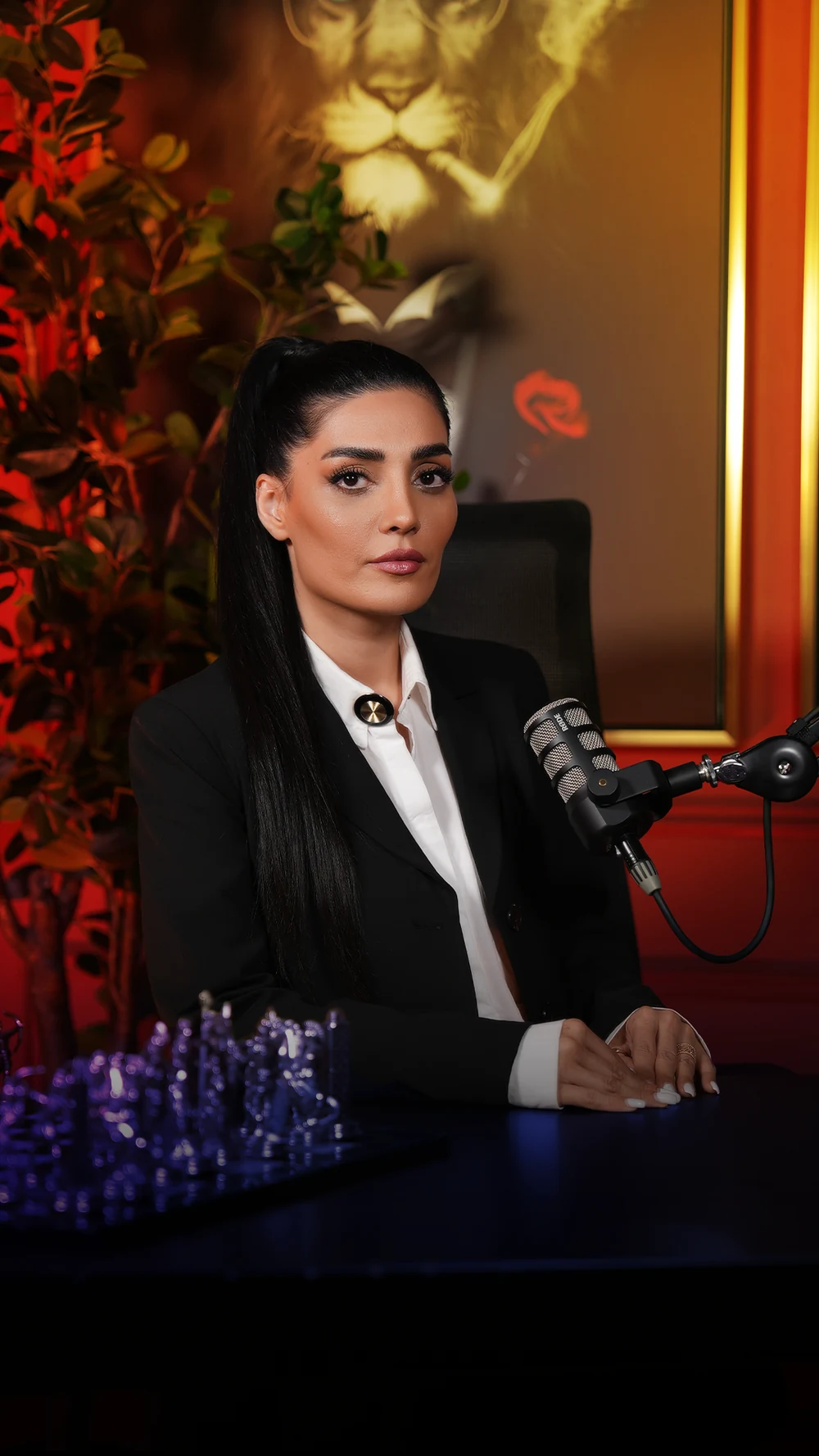 پریسا سرایی پشت میز گفت‌وگو و میکروفون